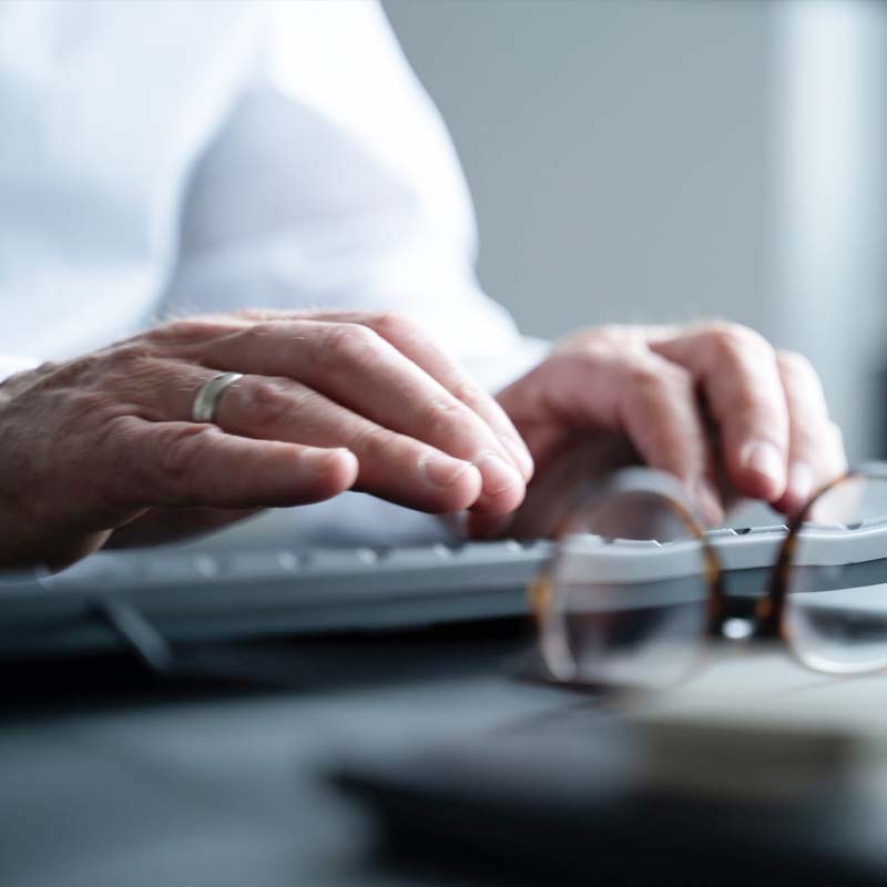 ALTAVIS – Fachwissen und Präzision in der Besteuerung von Unternehmen Hände am Computerarbeitsplatz – präzise Arbeit zur Besteuerung von Unternehmen