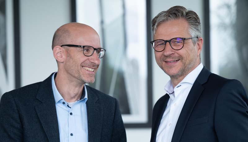 ALTAVIS – Persönliches Gespräch im erfahrenen Steuerberater-Team Zwei Partner des erfahrenen Steuerberater-Teams von ALTAVIS im Gespräch