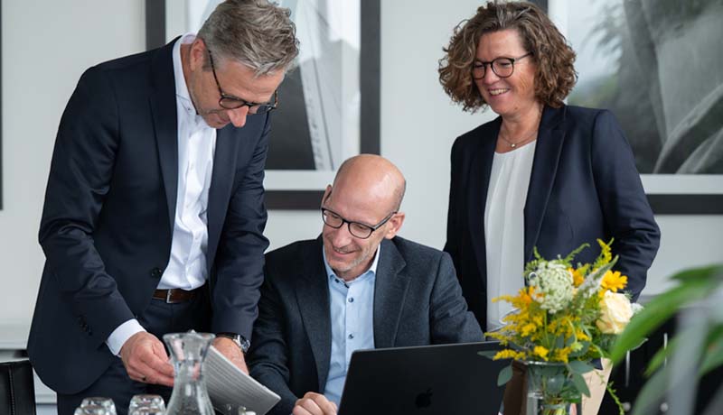 ALTAVIS – Zusammenarbeit im erfahrenen Steuerberater-Team für optimale Lösungen Erfahrenes Steuerberater-Team von ALTAVIS bei der Zusammenarbeit am Laptop