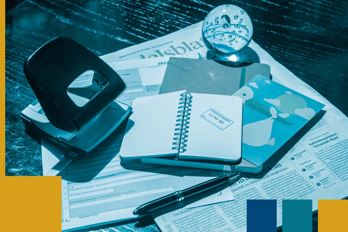 Steuerberatung für Privatpersonen – Überblick über Finanzen und Lebensplanung Symbolische Darstellung der privaten Steuerplanung: Wirtschaftsmagazine, Locher, Schneekugel und Kalender