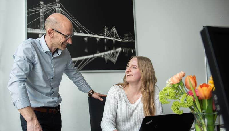 Gute Kommunikation ist der Schlüssel für eine gute Arbeitsatmosphäre Ulf Henke bespricht sich mit einer Mitarbeiterin