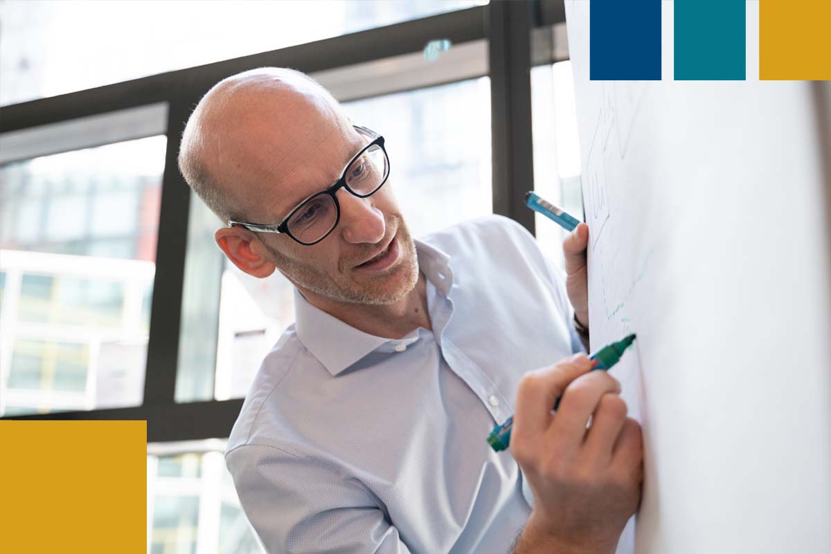 ALTAVIS – Persönliche Steuerberatung beginnt mit durchdachter Planung Persönliche Steuerberatung: Ulf Henke erklärt an einem Flipchart ein Anlagethema