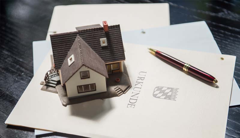 Gestaltende Steuerberatung für Immobilienbesitzer Immobilienurkunde, Modellhaus und Schlüssel – Themen der gestaltenden Steuerberatung bei ALTAVIS