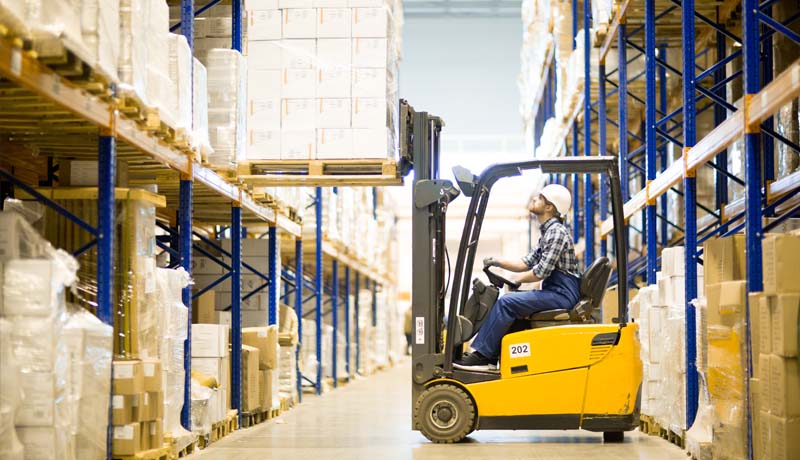 ALTAVIS – Steuerberatung für produzierende Unternehmen und Mittelstand Ein Gapelstapler in einer Halle eines mittelständischen Unternehmens