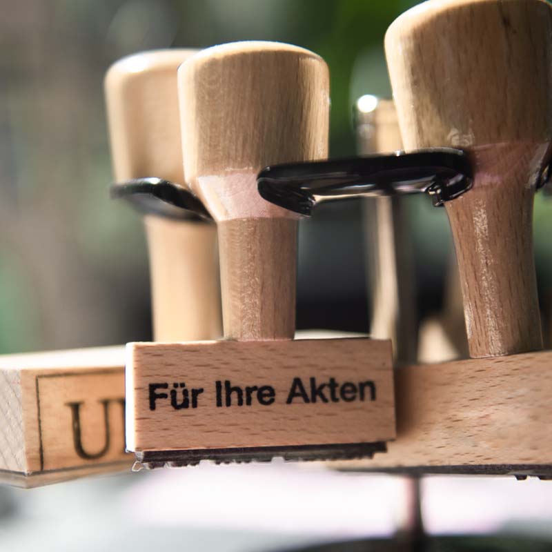 ALTAVIS– Strukturiertes Arbeiten als Teil gestaltender Steuerberatung Stempel mit Beschriftung „Für Ihre Akten“ – Symbol für strukturierte gestaltende Steuerberatung