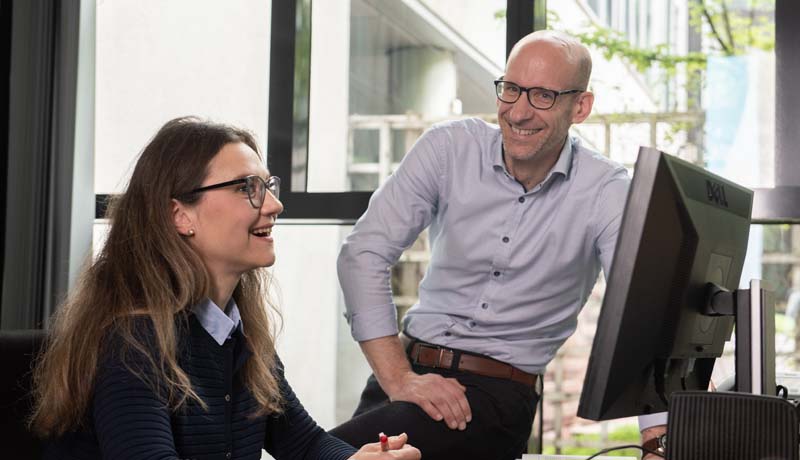 Ulf Henke im Gespräch mit einer Mitarbeiterin