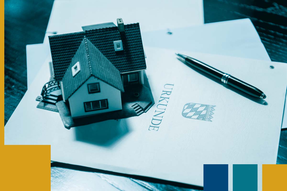 Immobilien und Nachfolgeplanung – Schenkung im Rahmen der Vermögensnachfolge Modellhaus auf Schenkungsurkunde – Symbol für Vermögensnachfolge und Immobilienübertragung